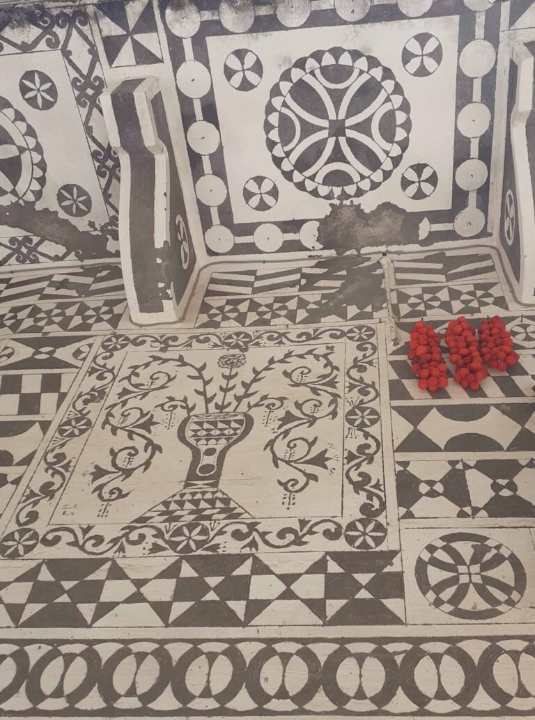 izpraskana fasada znamenitost vasice Pyrgi otok Chios scaled 1